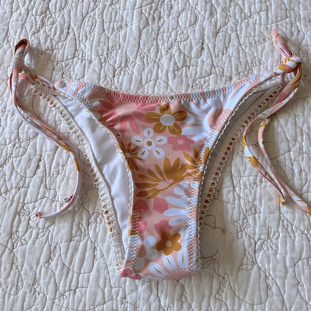 ROMWE Floral Bikini Bottom -light Pink,White and Gold Daisy print Size S
